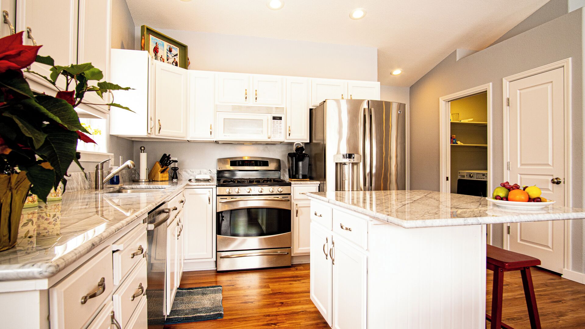 Talo, useita sänkyjä, patio, vuoristonäköala (Eastridge Escape - PET-FRIENDLY!) | Yksityinen keittiö | Ruokailupöytä