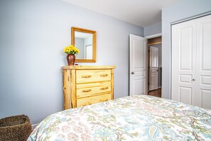 Hus - flere senge - terrasse - bjergudsigt (Eastridge Escape - PET-FRIENDLY!) | 3 soveværelser, individuelt design, individuel indretning, sengetøj