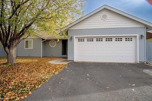 Exterior - In the Heart of Hailey; Private Pet-friendly 3 Bedroom Home With Garage (Hailey)