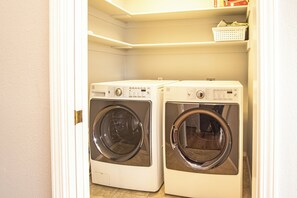 ハウス ベッド (複数台) パティオ マウンテンビュー (Eastridge Escape - PET-FRIENDLY!) | ランドリー