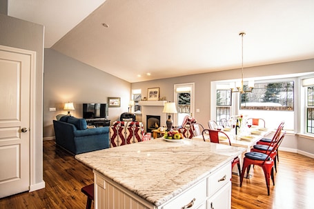 Interior. In the Heart of Hailey; Private Pet-friendly 3 Bedroom Home With Garage