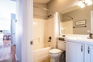 Un baño moderno con bañera, inodoro y lavabo.