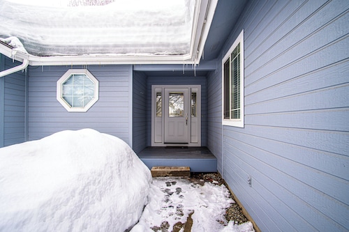 In the Heart of Hailey; Private Pet-friendly 3 Bedroom Home With Garage