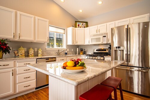 In the Heart of Hailey; Private Pet-friendly 3 Bedroom Home With Garage