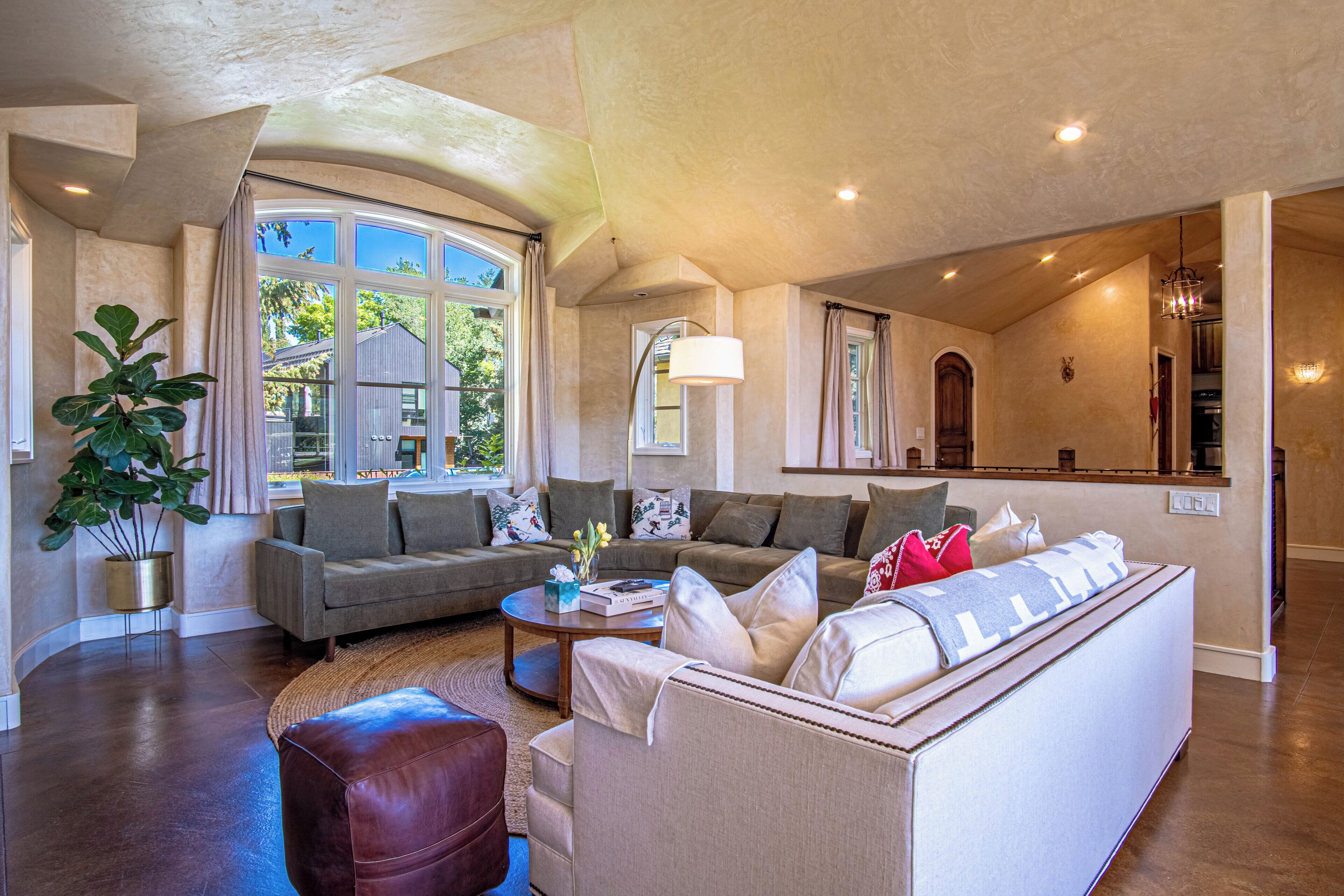 House, Multiple Beds, Patio, Mountain View (Chateau Du Soleil) | Living area | 42-inch flat-screen TV with digital channels