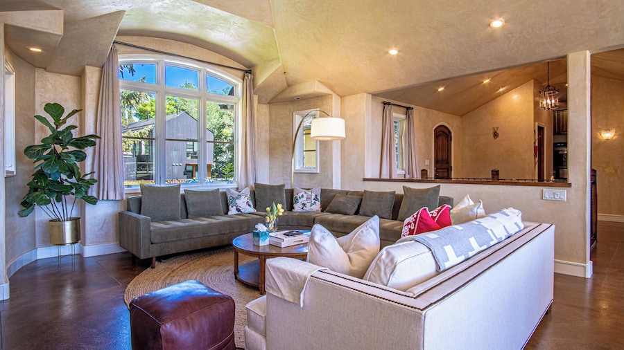 Chateau Du Soleil- Luxury Home Near Ski Lifts & Downtown Ketchum!