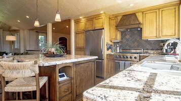 House, Multiple Beds, Patio, Mountain View (Chateau Du Soleil) | Private kitchen | Dining tables