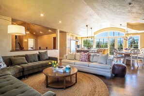 Nhà, nhiều giường, sân hiên, quang cảnh núi (Chateau Du Soleil) | Khu phòng khách | TV màn hình phẳng 42-inch có truyền hình kỹ thuật số