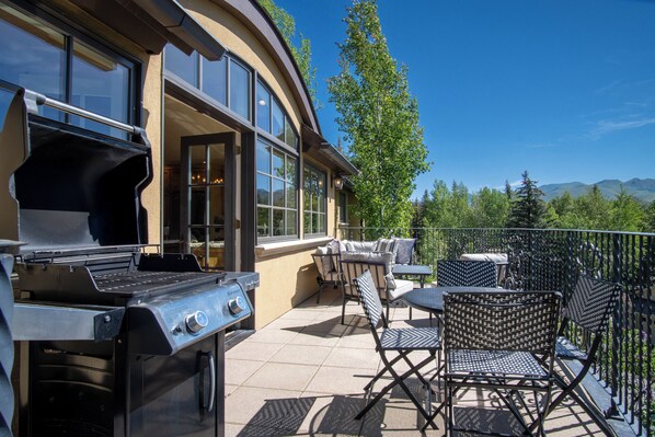 Nhà, nhiều giường, sân hiên, quang cảnh núi (Chateau Du Soleil) | Khu ẩm thực ngoài trời