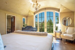 4 bedrooms, individually decorated, individually furnished, bed sheets