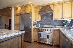 獨棟房屋, 多張床, 庭院, 山景 (Chateau Du Soleil) | 私人廚房 | 餐桌