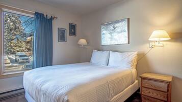 Condo, nhiều giường, sân hiên, quang cảnh núi (Sun Valley Condo 112) | 2 phòng ngủ, trang trí khác biệt