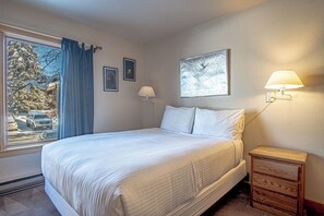 Condo, nhiều giường, sân hiên, quang cảnh núi (Sun Valley Condo 112) | 2 phòng ngủ, trang trí khác biệt 