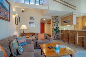 Appart'hôtel, plusieurs lits, patio, vue montagne (Sun Valley Condo 112) | Coin séjour | Télévision à écran plat de 42 pouces avec chaînes numériques