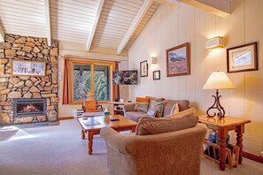 Appart'hôtel, plusieurs lits, patio, vue montagne (Sun Valley Condo 112) | Coin séjour | Télévision à écran plat de 42 pouces avec chaînes numériques
