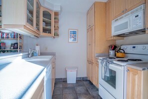 콘도, 침대(여러 개), 파티오, 산 전망 (Sun Valley Condo 112) | 전용 주방 | 식탁