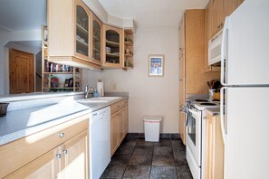 Condo, nhiều giường, sân hiên, quang cảnh núi (Sun Valley Condo 112) | Bếp riêng | Bàn ăn 