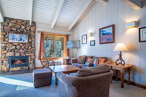 콘도, 침대(여러 개), 파티오, 산 전망 (Sun Valley Condo 112) | 거실 공간 | 디지털 채널 시청이 가능한 42인치 평면 TV