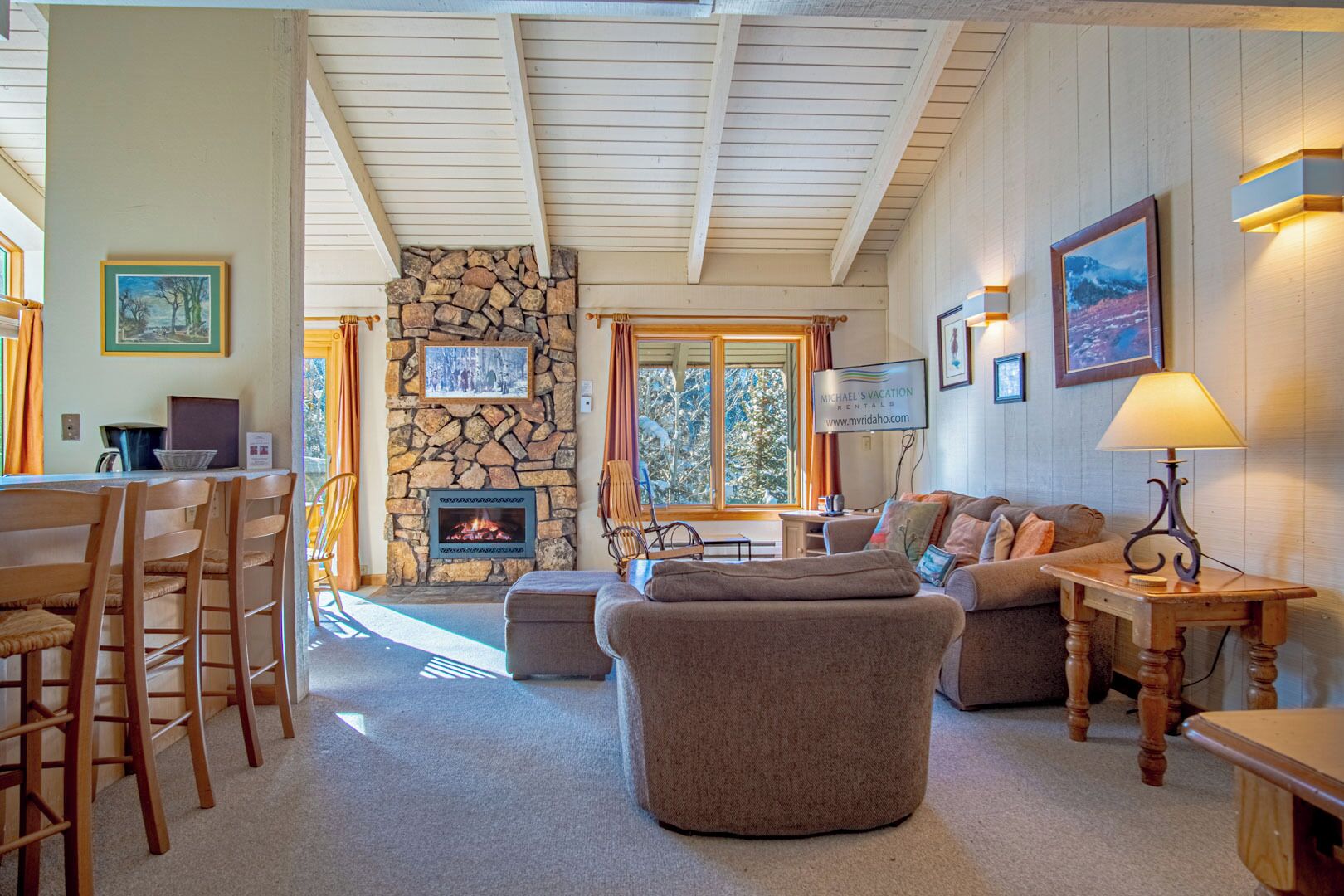 Appart'hôtel, plusieurs lits, patio, vue montagne (Sun Valley Condo 112) | Coin séjour | Télévision à écran plat de 42 pouces avec chaînes numériques