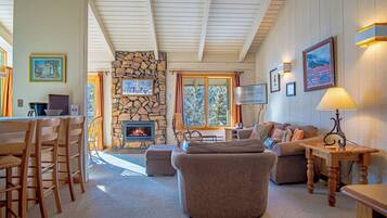 Condo, nhiều giường, sân hiên, quang cảnh núi (Sun Valley Condo 112) | Khu phòng khách | TV màn hình phẳng 42-inch có truyền hình kỹ thuật số