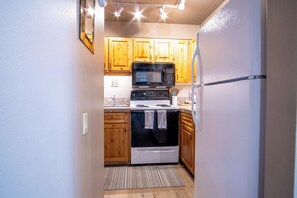 Appart'hôtel, 2 grands lits, patio, vue montagne (Wildwood Cottage at Villager) | Cuisine privée