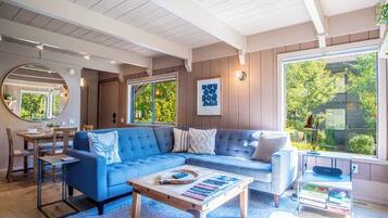 Condo, 2 camas Queen size, patio, vista a la montaña (Wildwood Cottage at Villager) | Área de sala de estar | Televisión de pantalla plana de 42 pulgadas con canales digitales