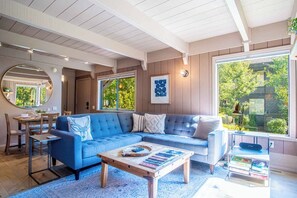 Appartamento, 2 letti queen, patio, vista montagna (Wildwood Cottage at Villager) | Area soggiorno | TV a schermo piatto 42 pollici con canali digitali