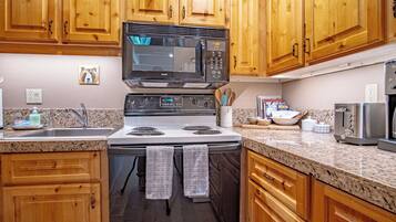 Condo, 2 camas Queen size, patio, vista a la montaña (Wildwood Cottage at Villager) | Cocina privada | Comedor