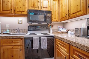 コンドミニアム クイーンベッド 2 台 パティオ マウンテンビュー (Wildwood Cottage at Villager) | 専用キッチン | ダイニングテーブル