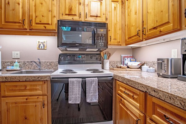 Lägenhet - 2 queensize-sängar - uteplats - utsikt mot bergen (Wildwood Cottage at Villager) | Eget kök | Matbord