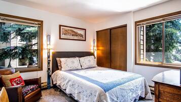 Appartement, Meerdere bedden, open haard, uitzicht op bergen (Bluff Condo 4123) | 2 slaapkamers, individueel gedecoreerd, individueel gemeubileerd