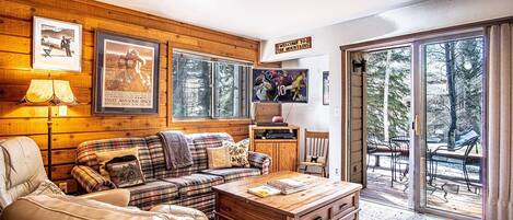 Condo, varias camas, chimenea, vista a la montaña (Bluff Condo 4123) | Área de sala de estar | Televisión de pantalla plana de 42 pulgadas con canales digitales