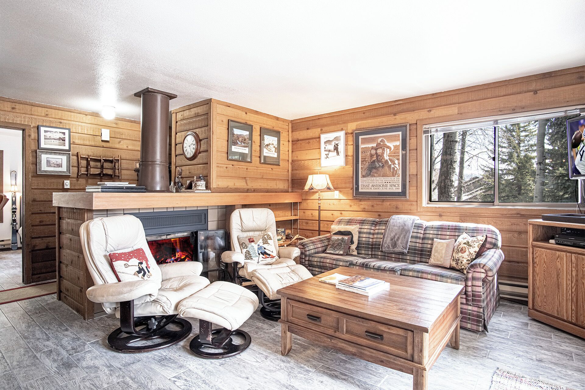 Condo, Multiple Beds, Fireplace, Mountain View (Bluff Condo 4123) | Living area | 42-inch flat-screen TV with digital channels