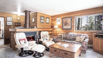 Appartement, Meerdere bedden, open haard, uitzicht op bergen (Bluff Condo 4123) | Woonruimte | Een 42-inch flatscreentelevisie met digitale zenders