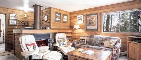 Condo, Multiple Beds, Fireplace, Mountain View (Bluff Condo 4123) | Living area | 42-inch flat-screen TV with digital channels