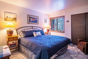 Appart'hôtel, plusieurs lits, cheminée, vue montagne (Bluff Condo 4123) | 2 chambres, décoration personnalisée, ameublement personnalisé