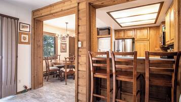 Condo, Multiple Beds, Fireplace, Mountain View (Bluff Condo 4123) | Interior