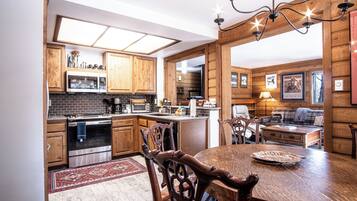 Condo, varias camas, chimenea, vista a la montaña (Bluff Condo 4123) | Cocina privada