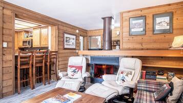 Condo, varias camas, chimenea, vista a la montaña (Bluff Condo 4123) | Interior