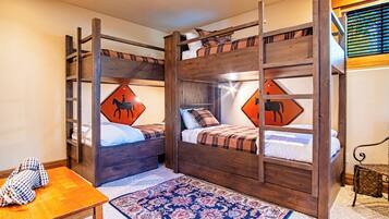 Appartamento, letti multipli, patio, vista montagna (Baldy Vista at Warm Springs) | 3 camere, con stile personalizzato, con arredamento individuale