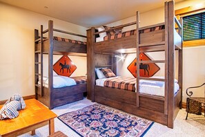 Condo, várias camas, varanda, vista para a montanha (Baldy Vista at Warm Springs) | 3 quartos, individualmente decorados, individualmente mobiliados