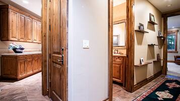 Apartment, Mehrere Betten, Terrasse, Bergblick (Baldy Vista at Warm Springs) | Innenbereich