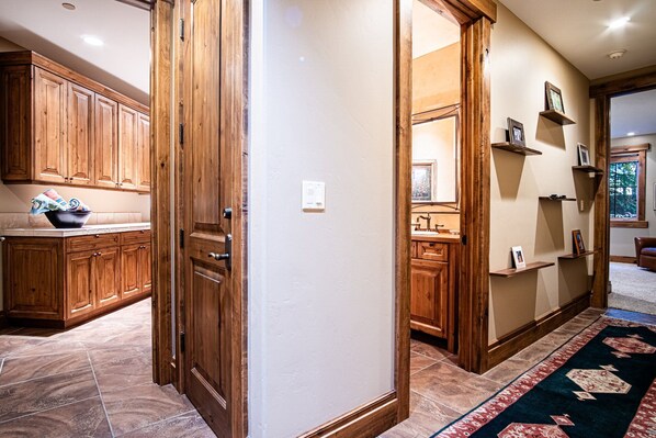 Apartment, Mehrere Betten, Terrasse, Bergblick (Baldy Vista at Warm Springs) | Innenbereich