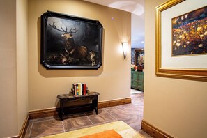 Apartamento, varias camas, patio, vistas a la montaña (Baldy Vista at Warm Springs) | Interior