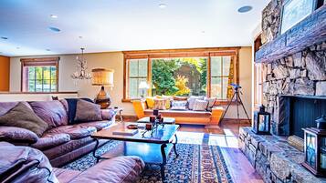 Apartamento, varias camas, patio, vistas a la montaña (Baldy Vista at Warm Springs) | Zona de estar | Televisión de pantalla plana de 42 pulgadas con canales digitales