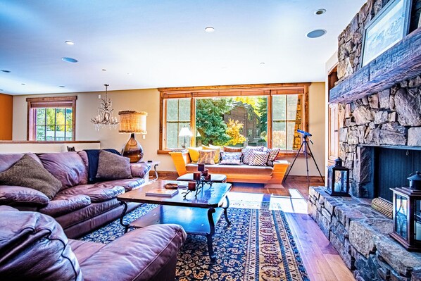 Apartamento, varias camas, patio, vistas a la montaña (Baldy Vista at Warm Springs) | Zona de estar | Televisión de pantalla plana de 42 pulgadas con canales digitales