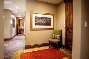 Appart'hôtel, plusieurs lits, patio, vue montagne (Baldy Vista at Warm Springs) | Intérieur