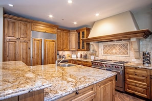 Appart'hôtel, plusieurs lits, patio, vue montagne (Baldy Vista at Warm Springs) | Cuisine privée | Tables à manger