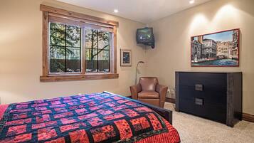 Apartamento, varias camas, patio, vistas a la montaña (Baldy Vista at Warm Springs) | 3 dormitorios, decoración individual, mobiliario individual