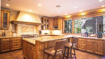 Apartment, Mehrere Betten, Terrasse, Bergblick (Baldy Vista at Warm Springs) | Eigene Küche